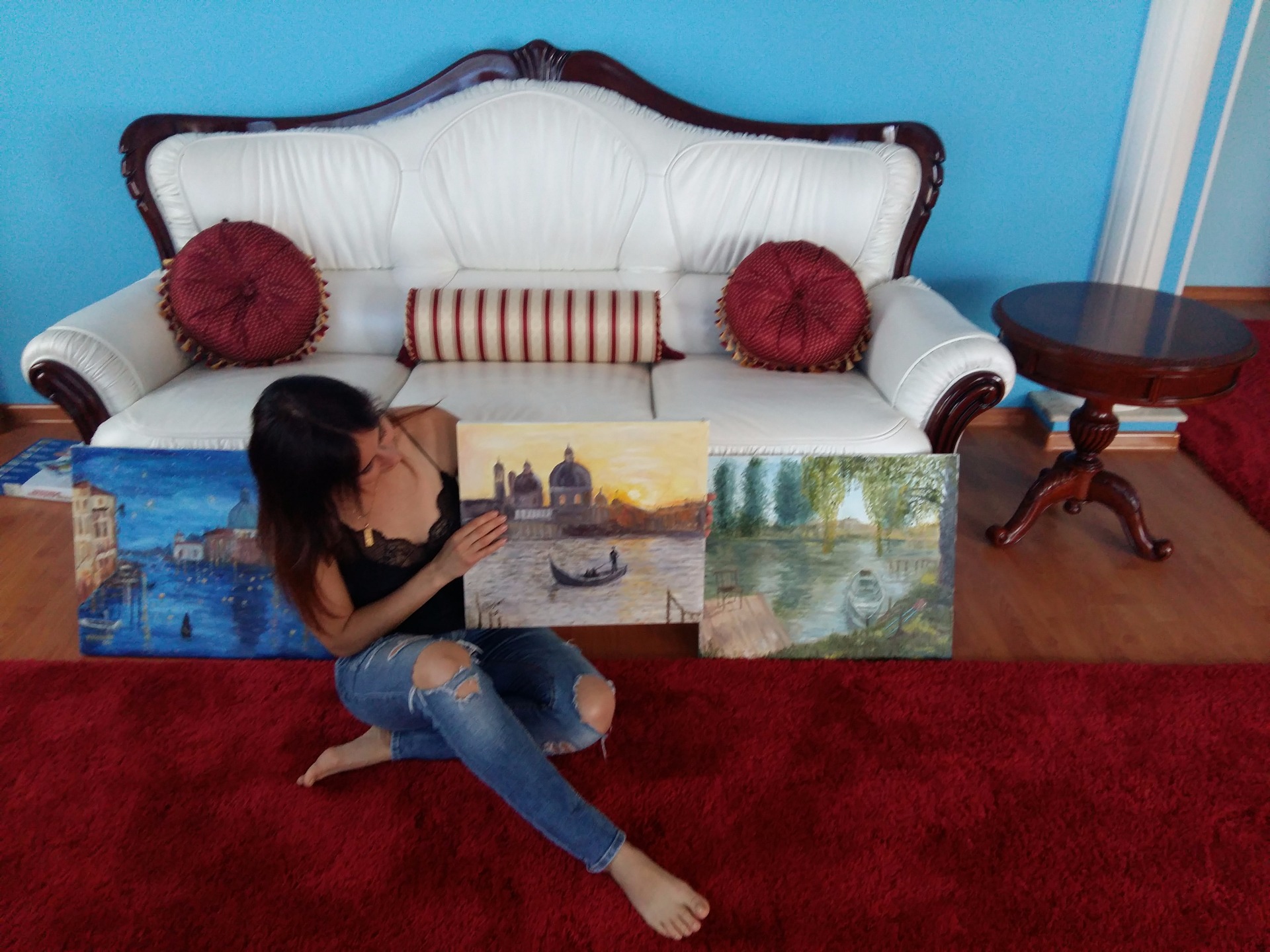 Мне нравится делать интерьеры ваших домов и квартир еще более стильными и запоминающимися. Я усердно работаю, чтобы стать лучше для вас